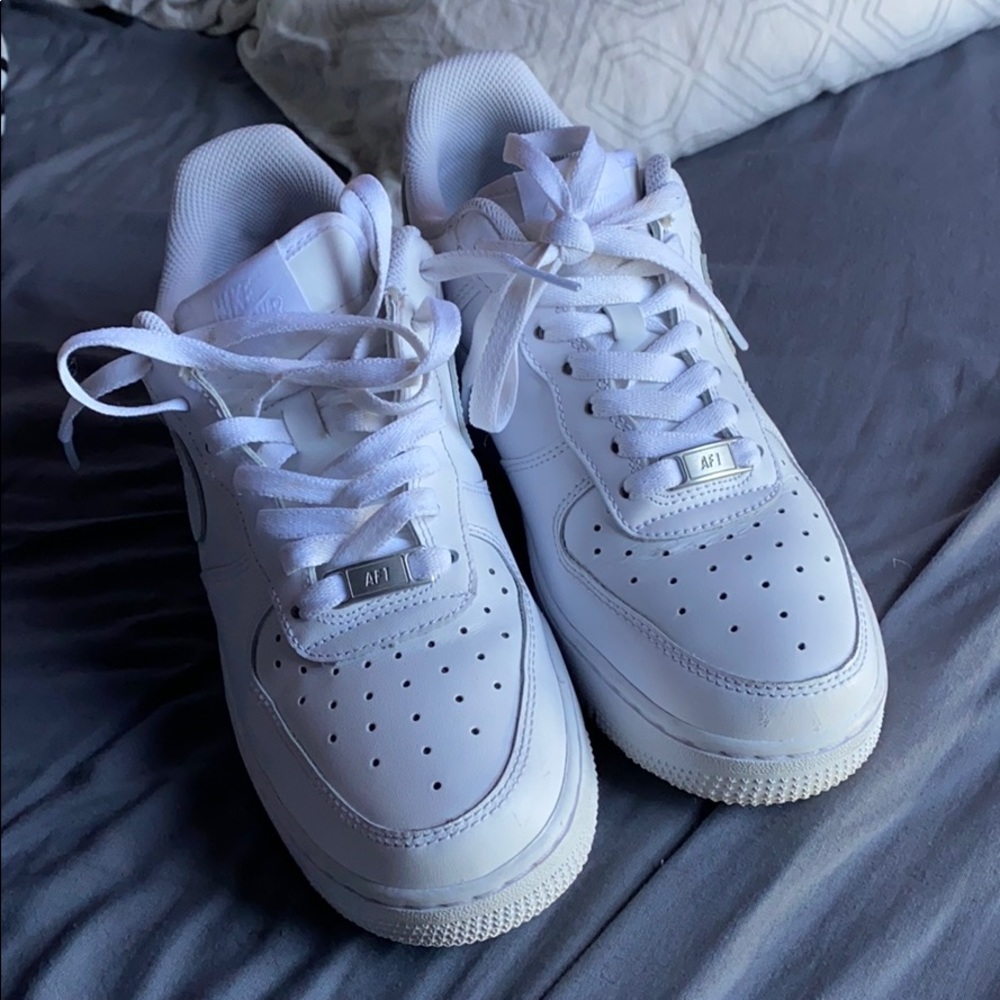 WHITE NIKE AIR FORCE 1s